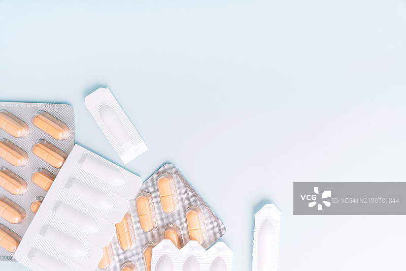 蓝色背景上的栓剂图片素材