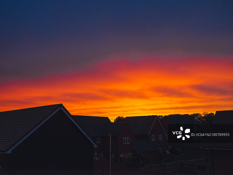 日落剪影：绚丽多彩的傍晚天空图片素材