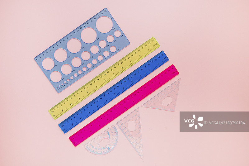 中间放置的尺子照准仪图片素材