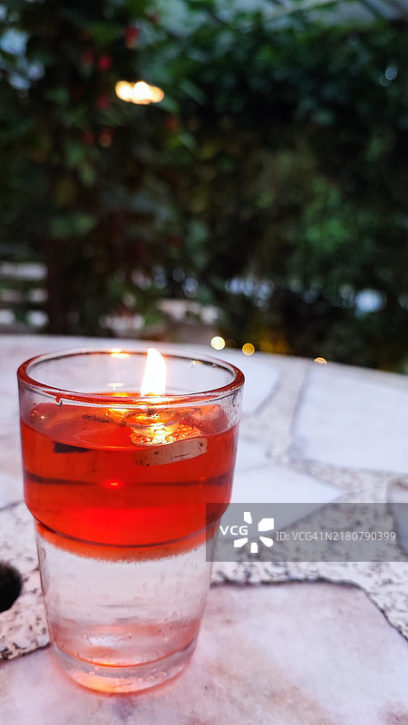 桌子上点燃的茶蜡烛特写图片素材