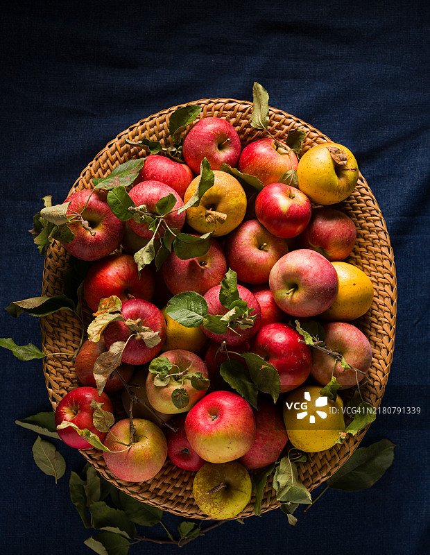 从上方拍摄的色彩鲜艳的新鲜苹果大篮子，位于美国弗吉尼亚州马纳萨斯。图片素材