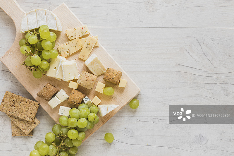 奶酪块、脆面包和葡萄图片素材