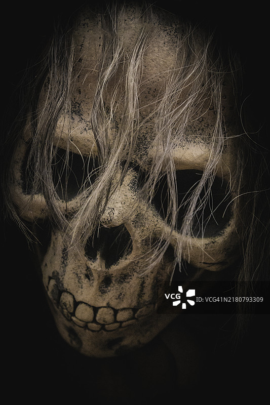 黑色背景下的人类头骨特写图片素材