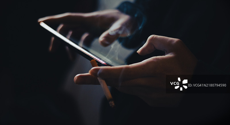 男子中部握着香烟图片素材