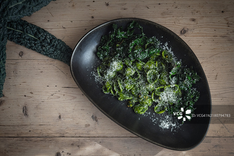 从上方直接拍摄的桌子上的蔬菜图片素材