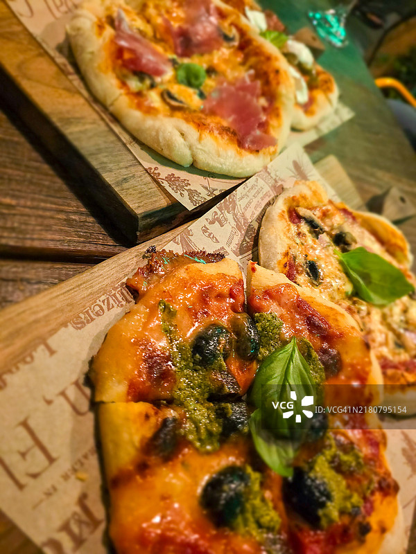 桌子上的披萨特写图片素材