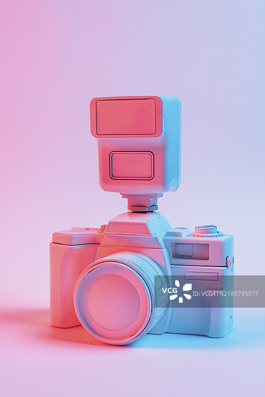 粉色背景下的粉色复古相机镜头图片素材
