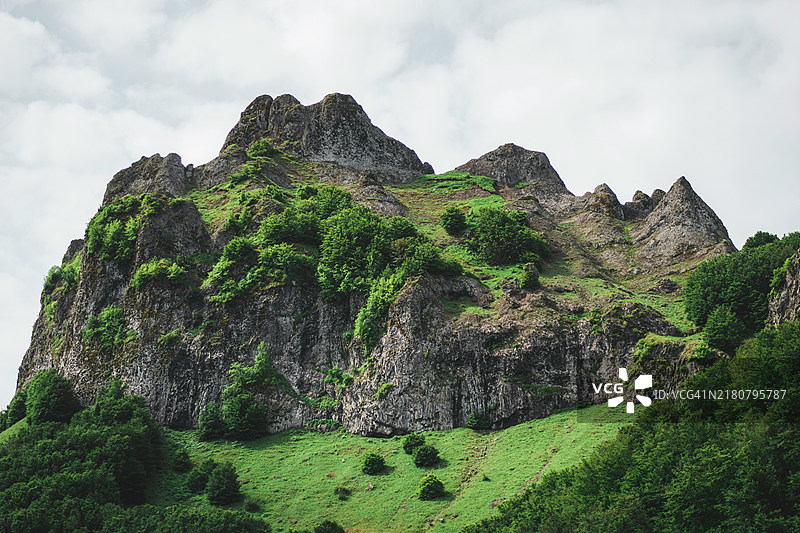 低角度视图的岩石形成与天空相对照图片素材