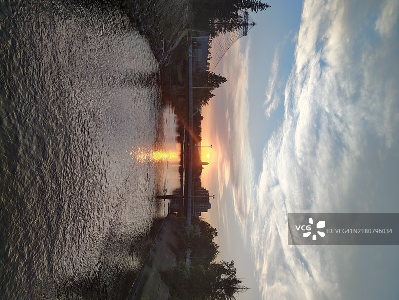 日落时分，华盛顿州斯波坎的河流与天空的美丽景色图片素材