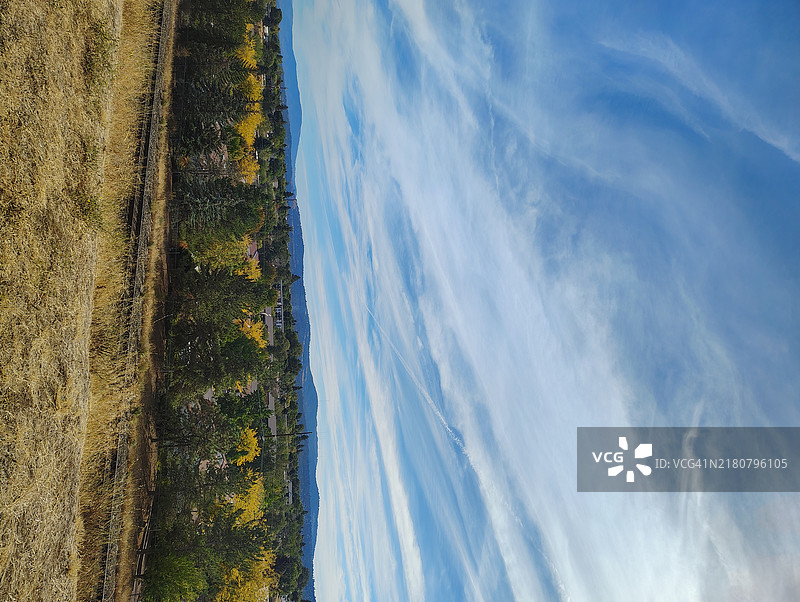 华盛顿州斯波坎县的天空下的田野美景图片素材