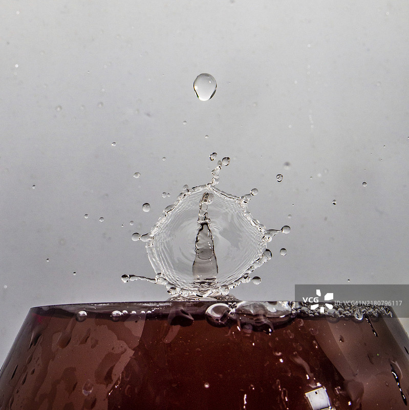 水滴摄影，抽象图形，浅色背景图片素材