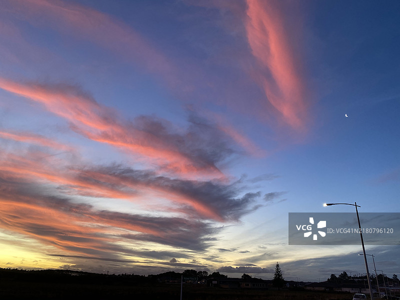 新西兰奥克兰普克科赫的日落时分戏剧性的天空美景图片素材