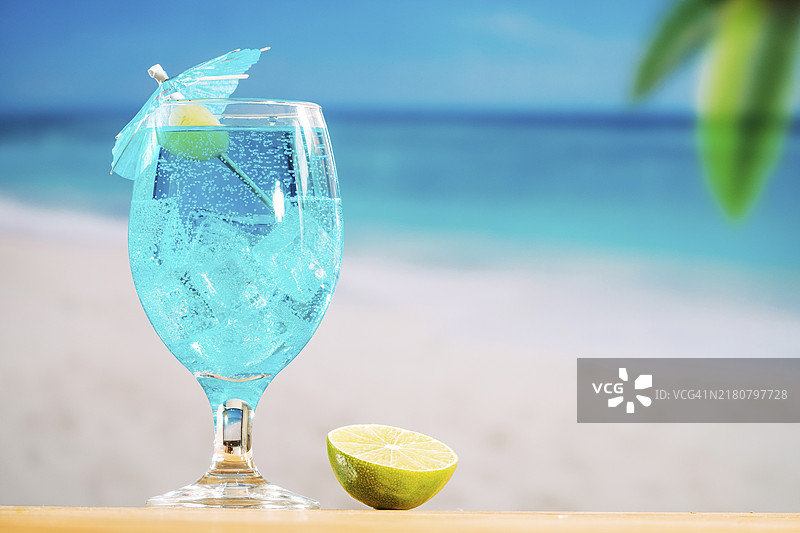 玻璃杯冰镇蓝色饮品，青柠切片图片素材
