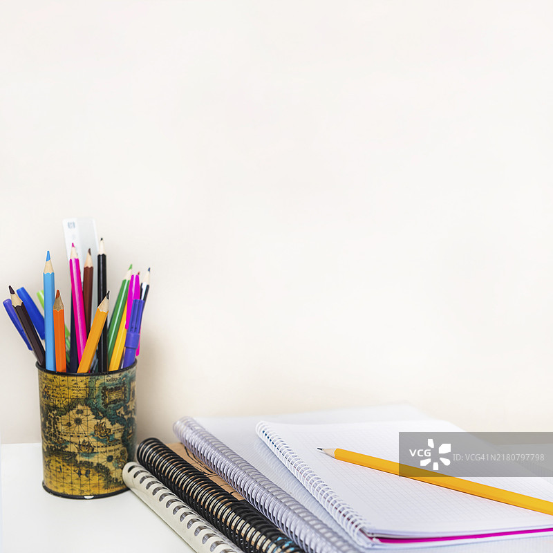 笔记本和铅笔杯图片素材