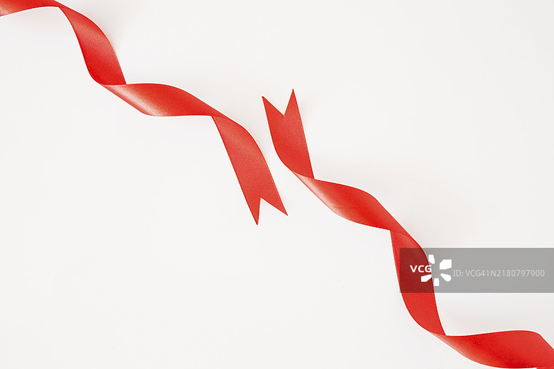 白色背景上的卷曲红色丝带图片素材