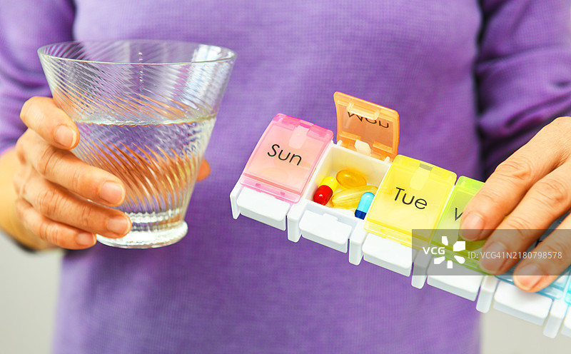 手持药盒的年长妇女图片素材