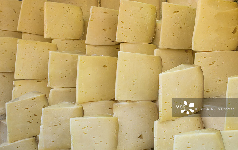 货架上待售的卡什卡瓦尔干酪切块图片素材