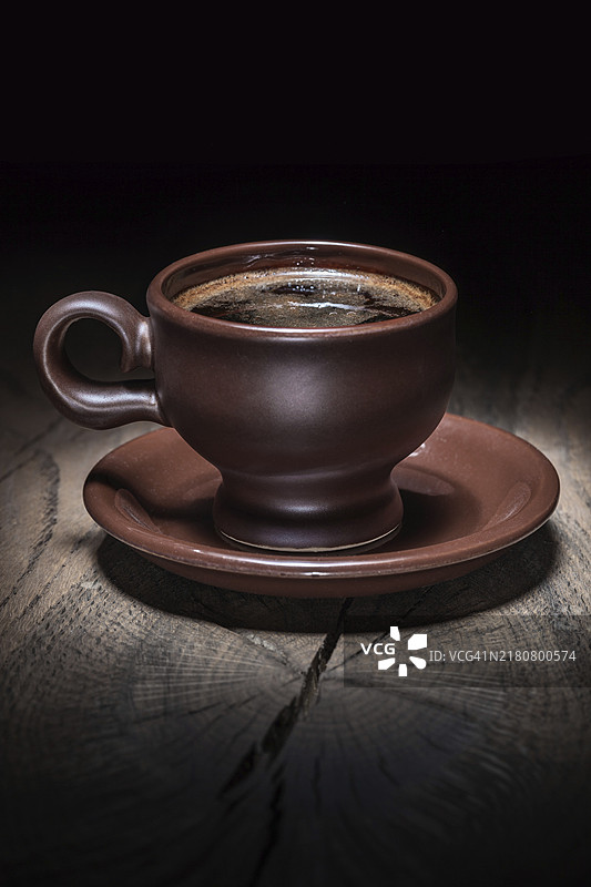 棕色陶土咖啡杯在复古木头上图片素材