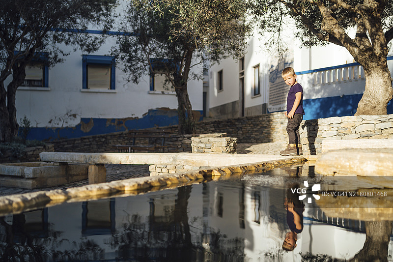 葡萄牙埃里塞拉历史广场的小男孩图片素材