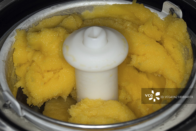 冰淇淋机中的冷冻芒果冰沙图片素材