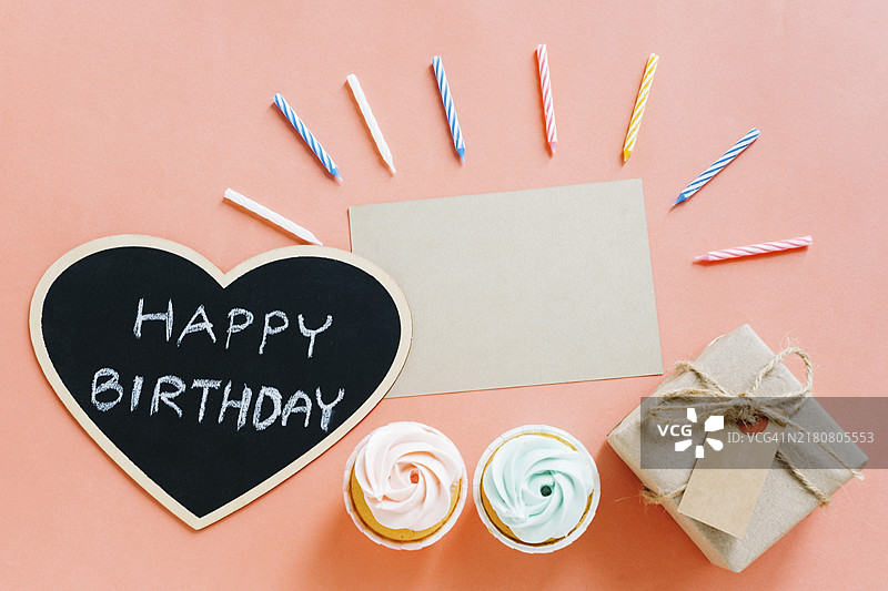 带有生日元素的卡片顶视图图片素材