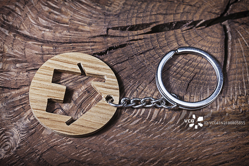 木质背景上没有钥匙的小饰品屋图片素材