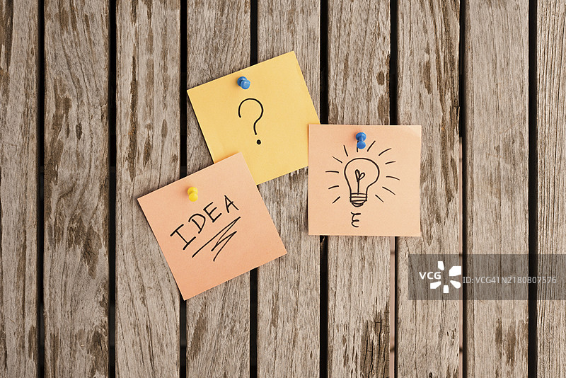 用彩色图钉固定的便签图片素材