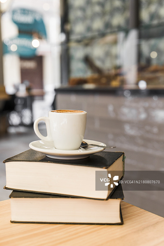 咖啡杯书籍木桌图片素材
