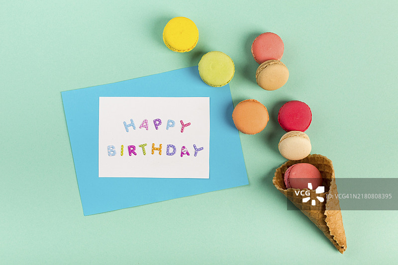 马卡龙和生日贺卡旁的华夫饼甜筒图片素材