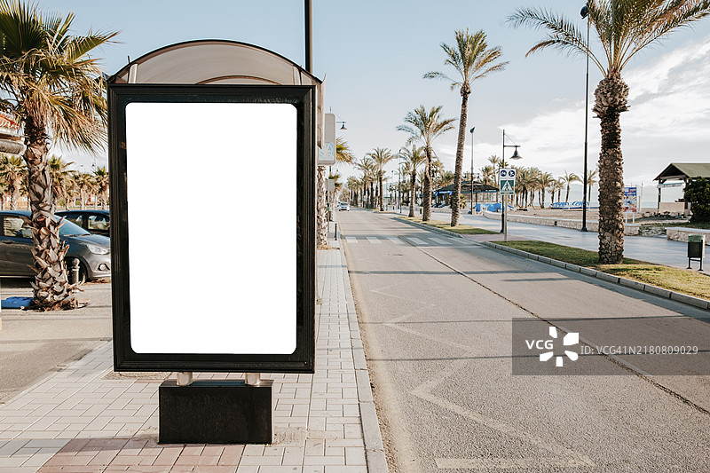 阳光下的空白白色公交车站广告牌图片素材