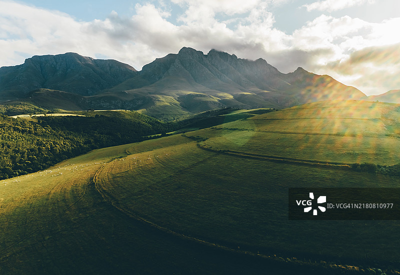 南非斯威伦丹的田野与多云天空的美丽景色。图片素材