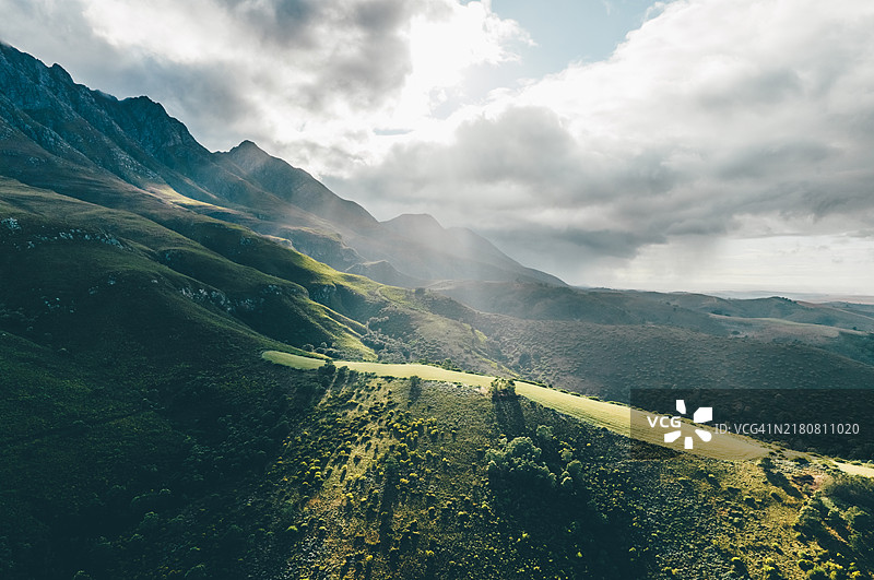 南非斯威伦丹的田野与多云天空的美丽景色。图片素材