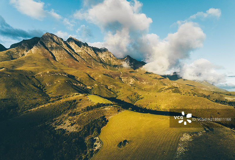 南非斯威伦丹的田野与多云天空的美丽景色。图片素材
