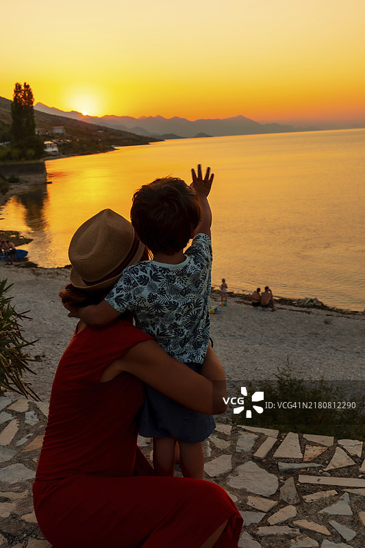 在阿尔巴尼亚希罗卡市斯库台湖日落时分，母子在夏天假期里向太阳告别图片素材