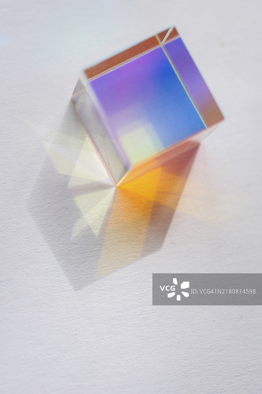 发光棱镜立方体折射出不同颜色图片素材