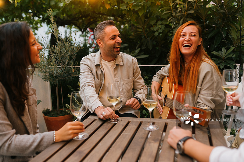 朋友们在弹吉他时玩耍图片素材