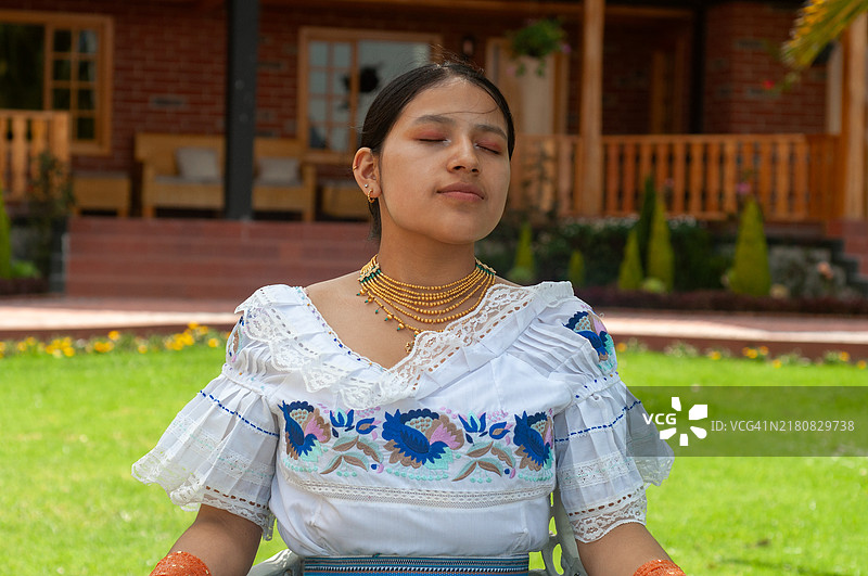 花园中沉思的少女图片素材