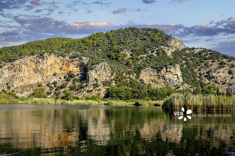 从河岸看达利扬区和利西亚岩石墓穴图片素材