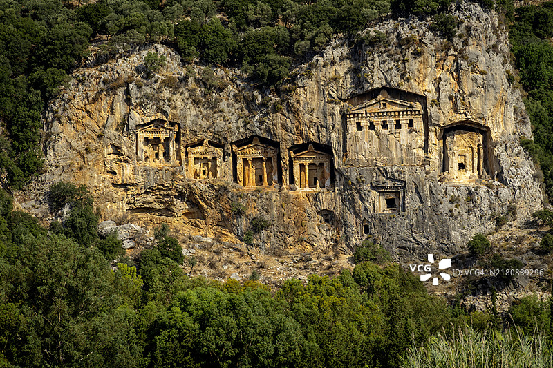 从河岸看达利扬区和利西亚岩石墓穴图片素材