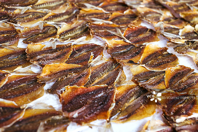 传统市场出售的晒制黄带鲹鱼和鱿鱼图片素材