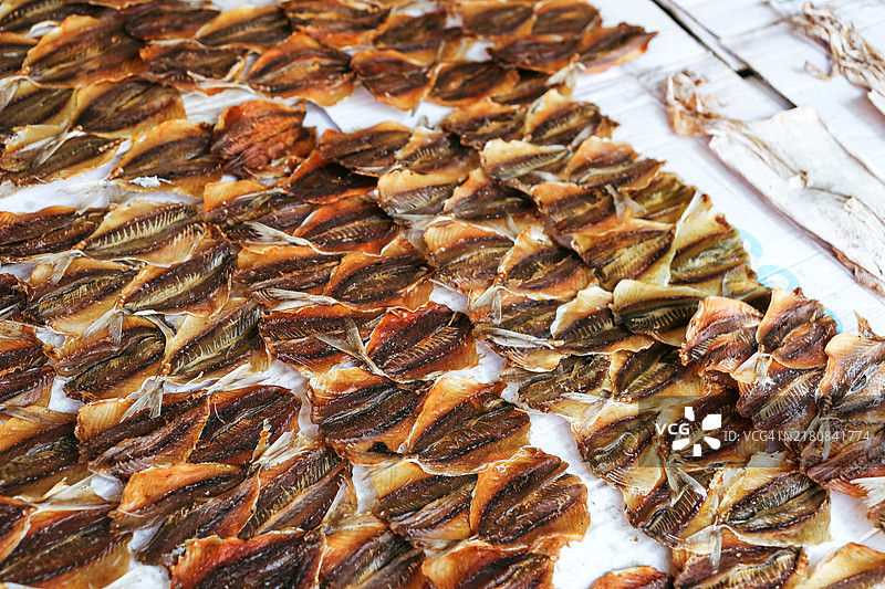 传统市场出售的晒制黄带鲹鱼和鱿鱼图片素材