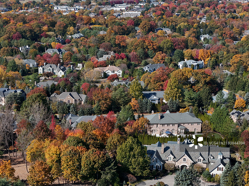 秋季富裕的林地郊区的豪宅图片素材
