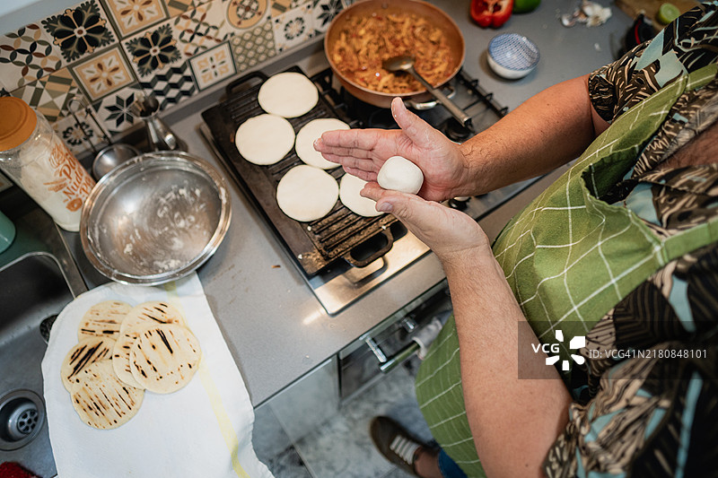 在厨房准备玉米饼的拉丁厨师图片素材