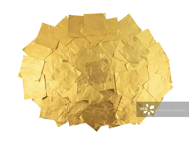 金属金箔纸质纹理堆，隔离在白色背景上，保存剪切路径图片素材