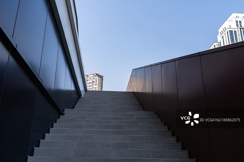 通往城市天际线的现代都市楼梯图片素材