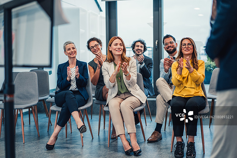 商务人士在会议厅的研讨会上鼓掌图片素材