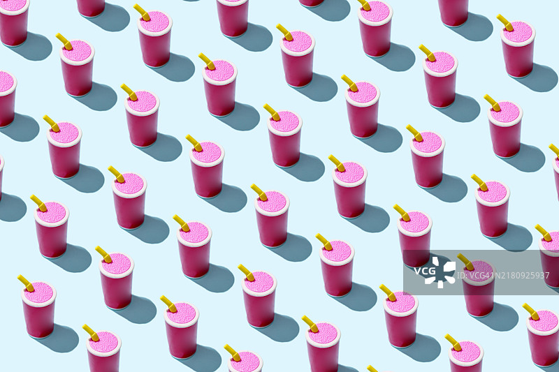 蓝色背景上许多含糖可乐饮料杯的重复图案图片素材