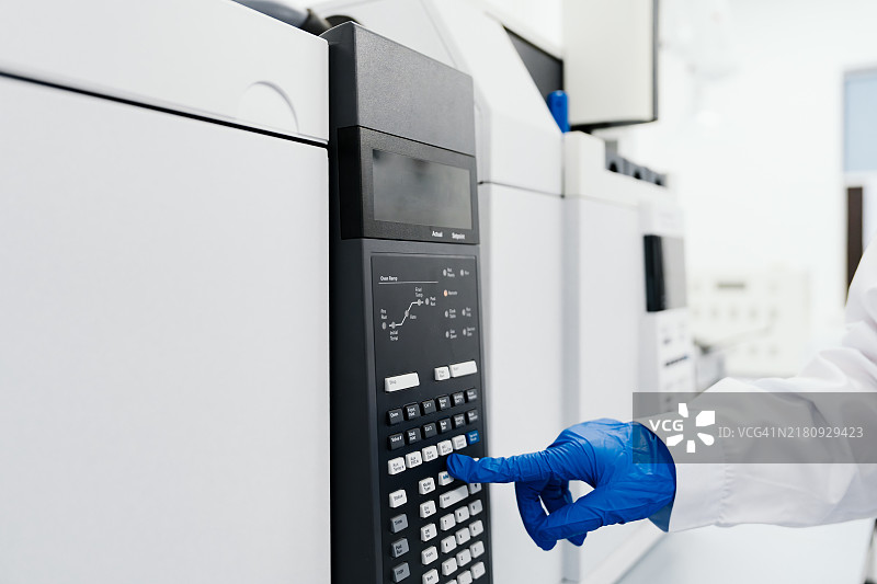 实验室中操作医疗设备的特写图片素材