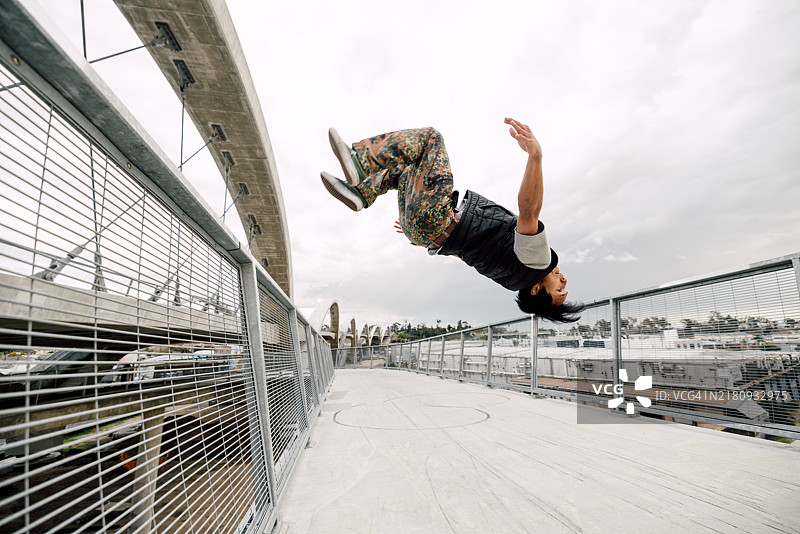 年轻男人在城市街道上后空翻图片素材