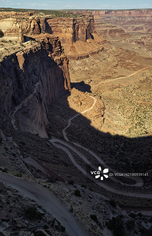 从犹他州峡谷地国家公园空中岛屿沙弗峡谷观景点看到的沙弗小径图片素材
